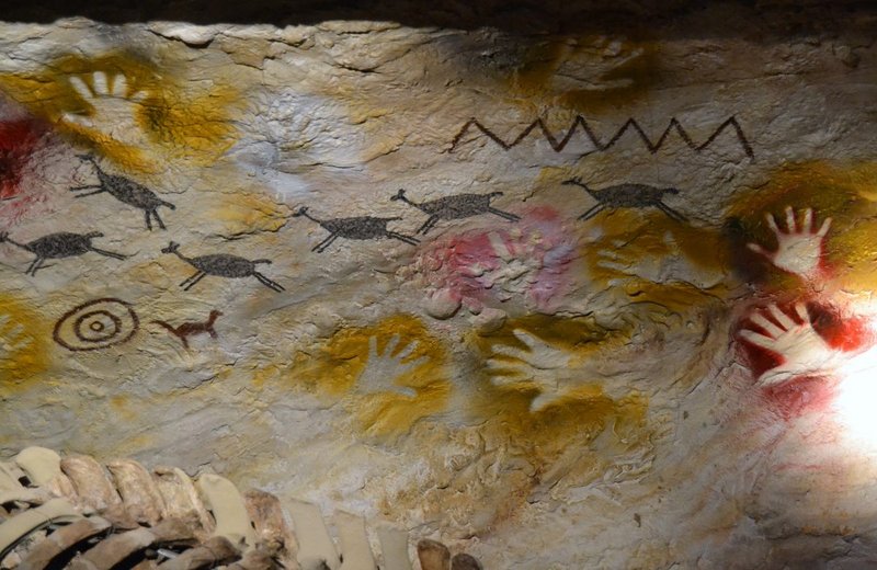 fascinating pics - La cueva de las manos (Cave of hands) Artist unknown 8000 B.C.