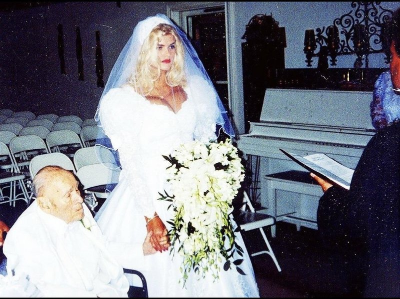 fascinating pics - Anna Nicole Smith marrying her 89 year old husband in 1994, who would die the next year