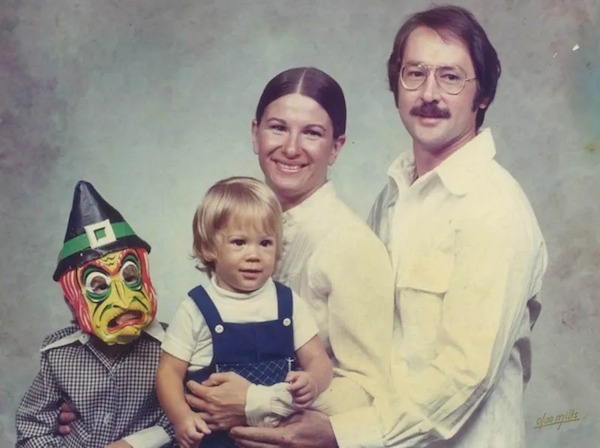 awkward family photos - weird family portrait