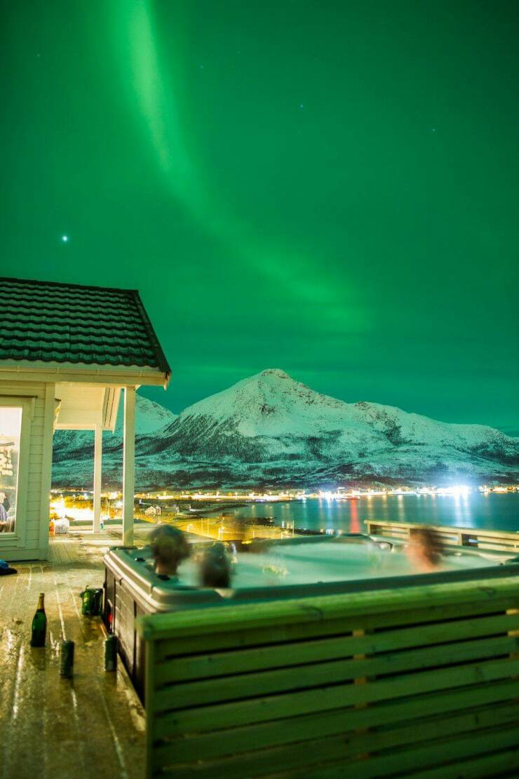 Fascinating world photos - hot tub northern lights