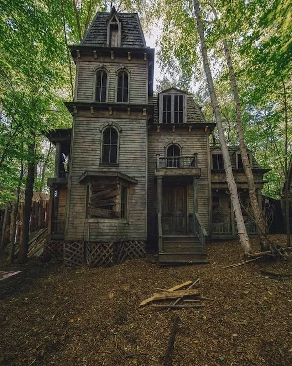 27 Abandoned Places That Might Haunt You.