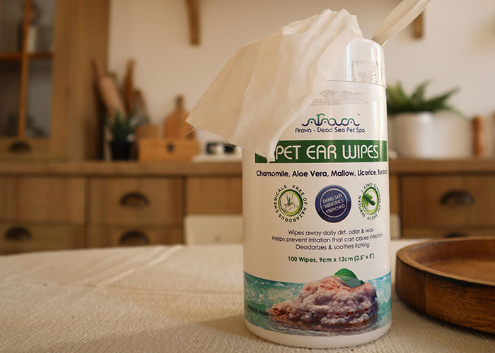 plastic bottle - An Arava Dead Sea Pet Spo Pet Ear Wipes Chamomile, Aloe Vera, Mallow, Licorice, Bud Doad Ser Minis Enviohed Wipes away daily dirt, odor & wax Helps prevent imitation that can cause inc Deodorizes & soothes itching 100 Wipes, 9cm x 12cm 3.