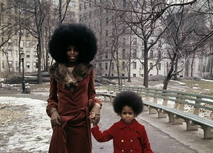 historical pictures - Mother And Daughter Taking A Walk In New York City, 1970