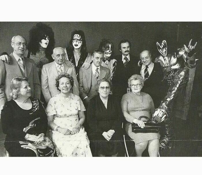 historical pictures - Kiss Band With Their Parents, 1976