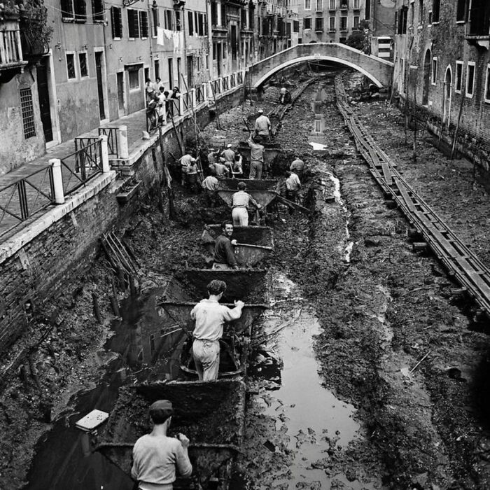 historical pictures - The Grand Canal Is Drained In Order To Allow It To Be Cleared Of Silt And Mud. Venice, 1956