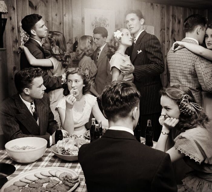 historical pictures - Teenagers At A Party In 1947, Tulsa, Oklahoma.