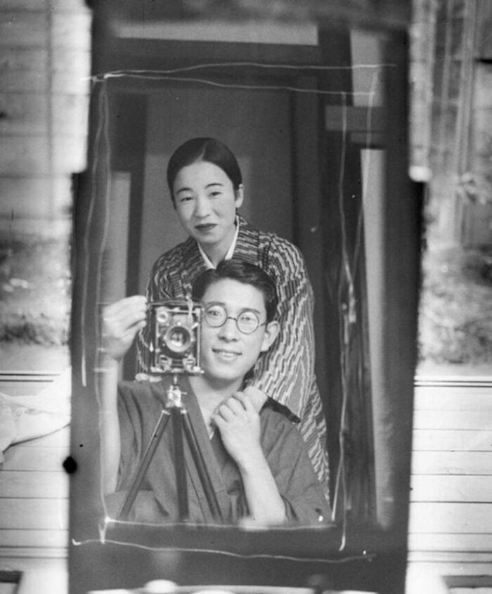 historical pictures - Japanese Couple Taking A Mirror Selfie, 1920s