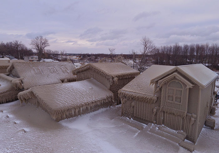 craze weather pics - frozen houses lake erie - Da