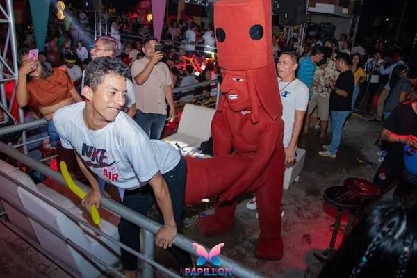 28 Crazy Photos From The Nightclub