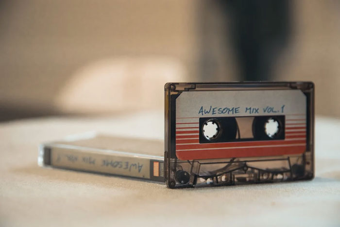 Spinning a tape cassette with a pen