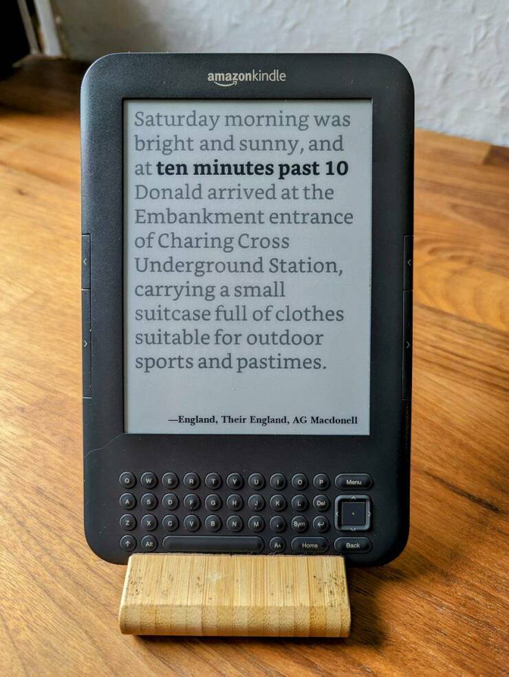 "I made a literary quote clock out of an old Kindle - it tells the time entirely with real book quotes"