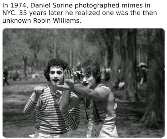 Fascinating historical pics - robin williams as a mime - In 1974, Daniel Sorine photographed mimes in Nyc. 35 years later he realized one was the then unknown Robin Williams.