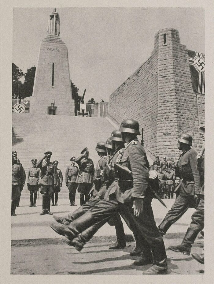 german soldiers marching past french ww1 victory monument - Veroad 45