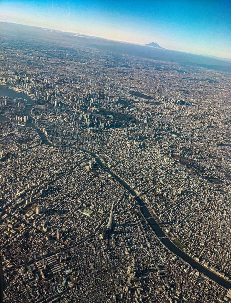 "This is what Tokyo, the largest city on Earth, looks like from a plane"