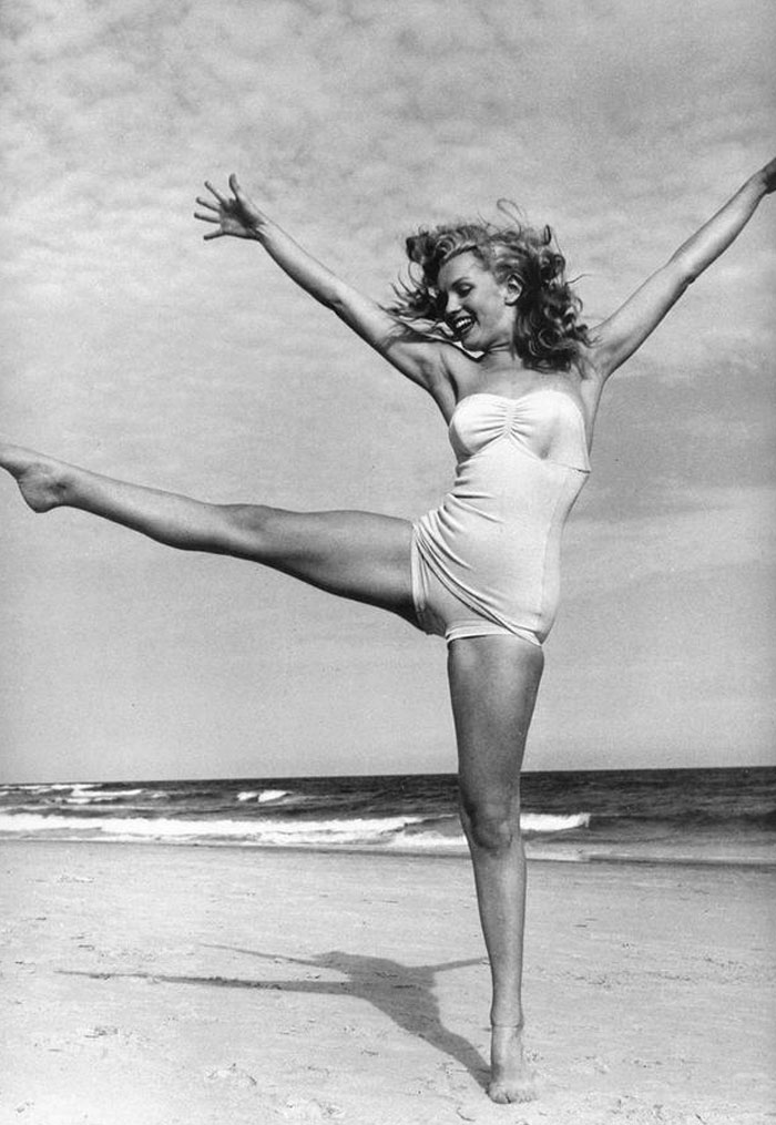 rare and fascinating celeb pics - marilyn monroe on the beach