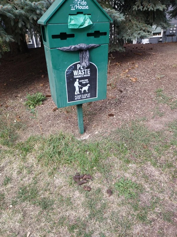 mildly infuriating things - letter box - obit Szi rido House. Pe Waste Transmits Disease LeashCr Your Pet Please Clean Up After Your Pet