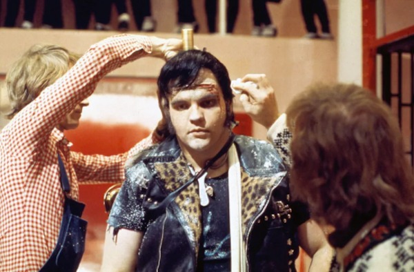 Meat Loaf takes a break from singin’ to get a touchup on the set of The Rocky Horror Picture Show (1975):