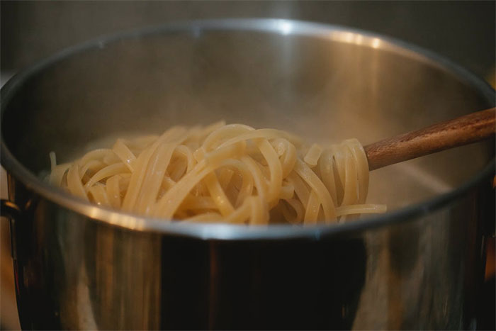 The hole in the middle of a spaghetti strainer spoon is used to measure 1 serving of dry spaghetti.