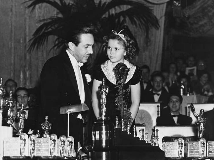 At the 1939 Academy Awards, Shirley Temple presented Walt Disney with an honorary Oscar for Snow White and the Seven Dwarfs, which was the first traditionally animated feature film. Keeping in the theme of the movie, the award was comprised of one normal-size Oscar, with seven mini statuettes to represent the dwarves. This was Walt Disney's second honorary Oscar.