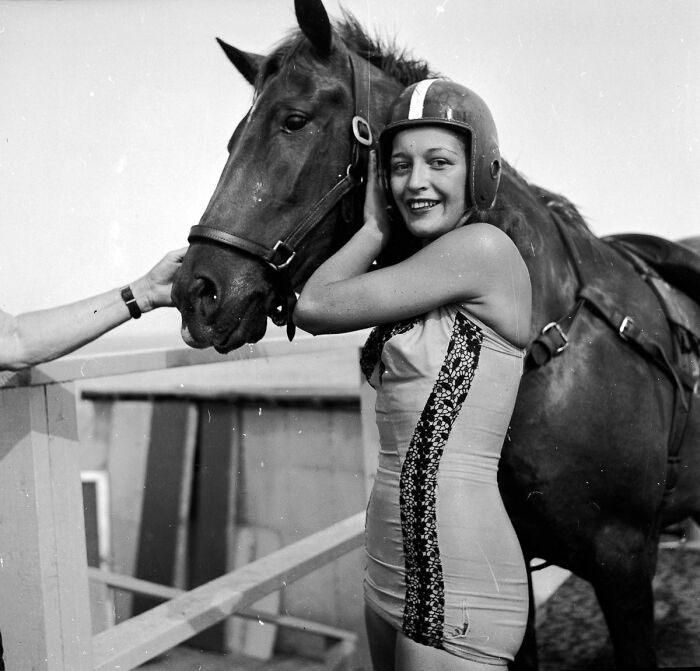 Sonora Carver, one of the first female horse divers, went blind from retinal detachment while diving with her horse, Red Lips, at an Atlantic City show in 1931. Despite her permanent injury, she continued horse diving for another 11 years.