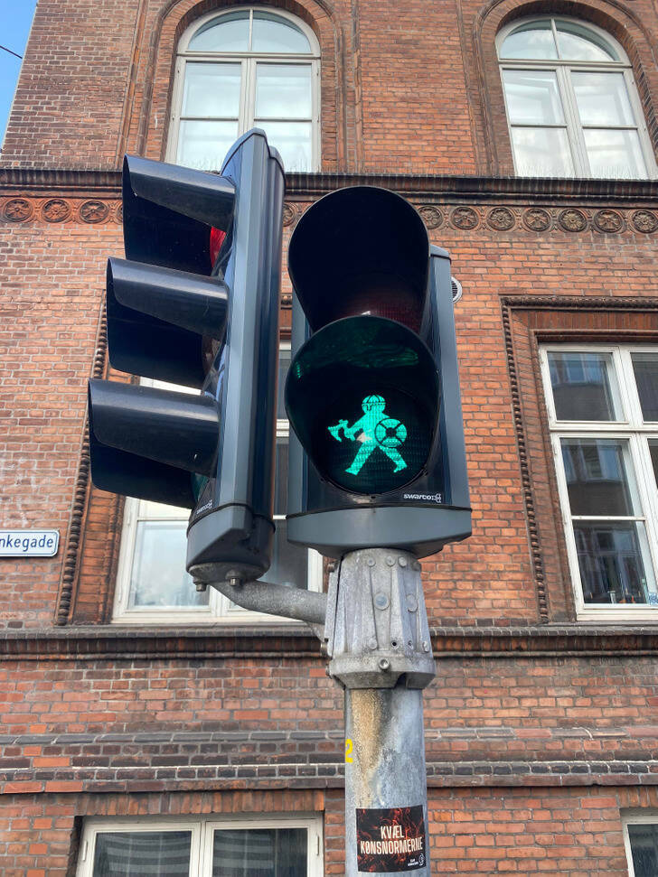 “This traffic light has Vikings as signal lights.”