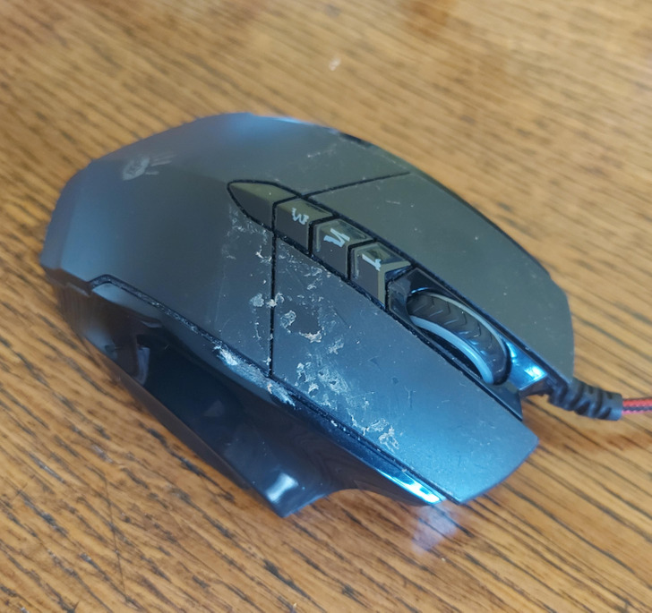 “My mom borrowed my gaming mouse because she lost hers. This is how she returned it.”