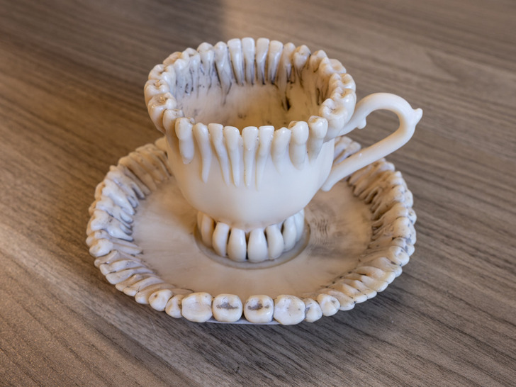 fascinating photos - teeth teacup - Kops