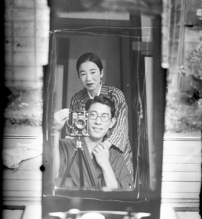 fascinating historical photos - japanese couple 1920 selfie
