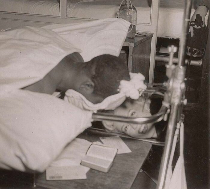 fascinating historical photos - marilyn monroe visiting injured troops