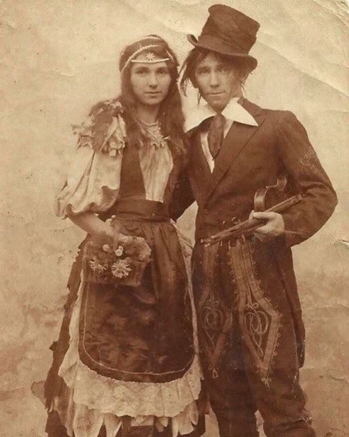 fascinating historical photos - gypsy couple