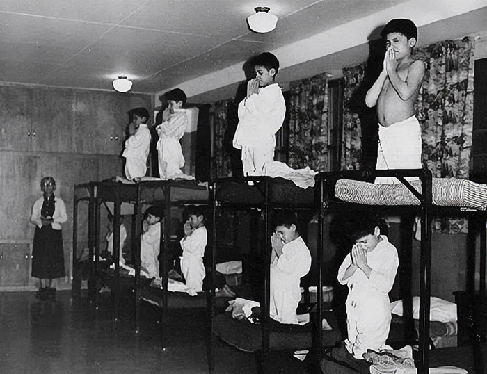 creepy and wtf pics - residential schools praying - 3