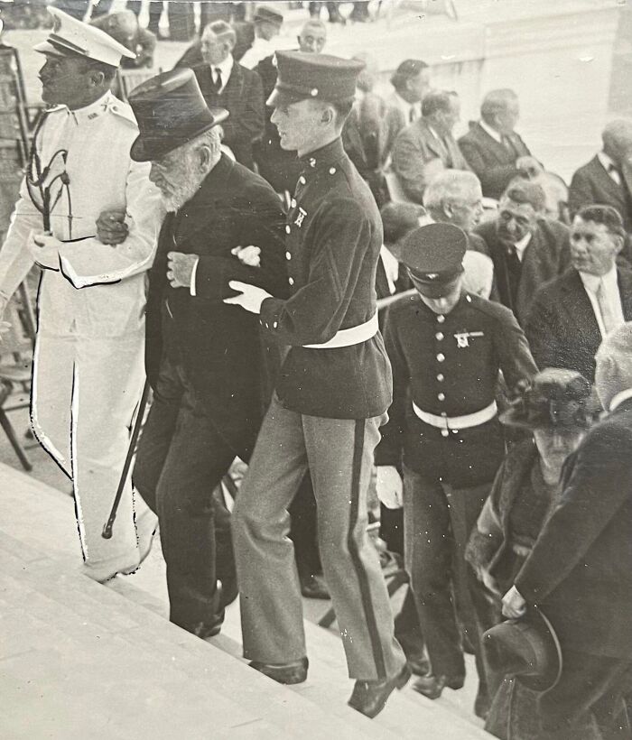 important historical pictures - 1922 78 year old robert t lincoln son of abraham lincoln is helped up the steps at the dedication of the lincoln memorial in washington dc