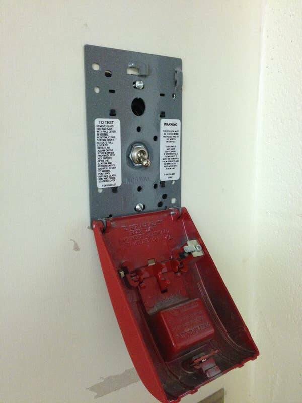 fascinating photos - behind a fire alarm - To Test Remove Glas Rond Withpull Lever Por Cl Station Cover Actuate Liver To Westmin Systemen Per Est Boura Copen The Station And And Pallever To Wa Poten Replace Glas And Clo Station Cover Holing Caltexas Warni