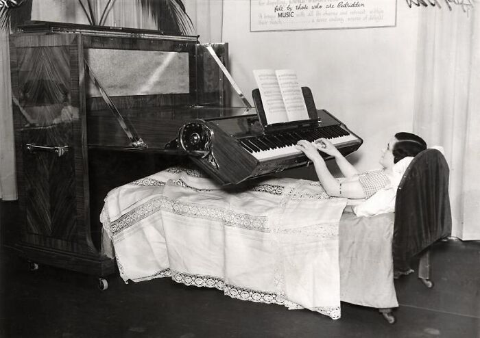fascinating historical photographs - piano for the bedridden - Segcece 44 felt by those who are bedridden Music and and whit