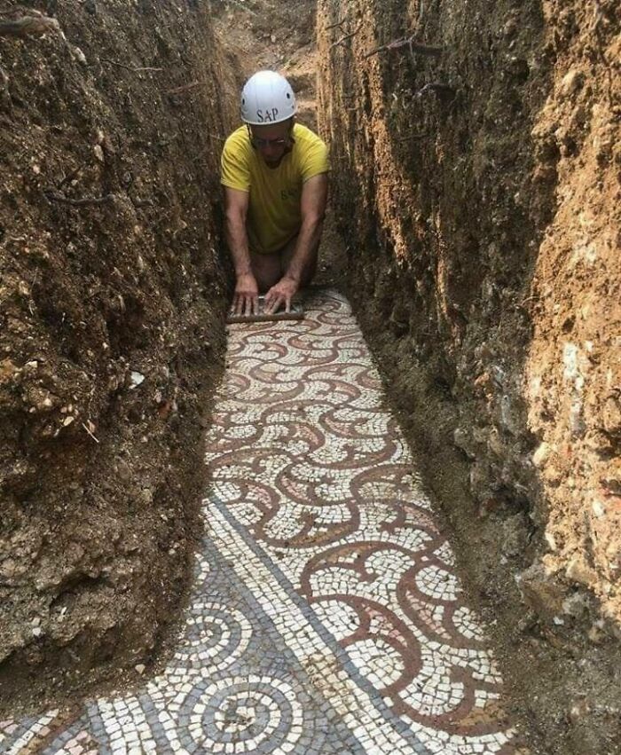 fascinating historical photographs - roman mosaic floor discovered verona - 26 Sap Alvic