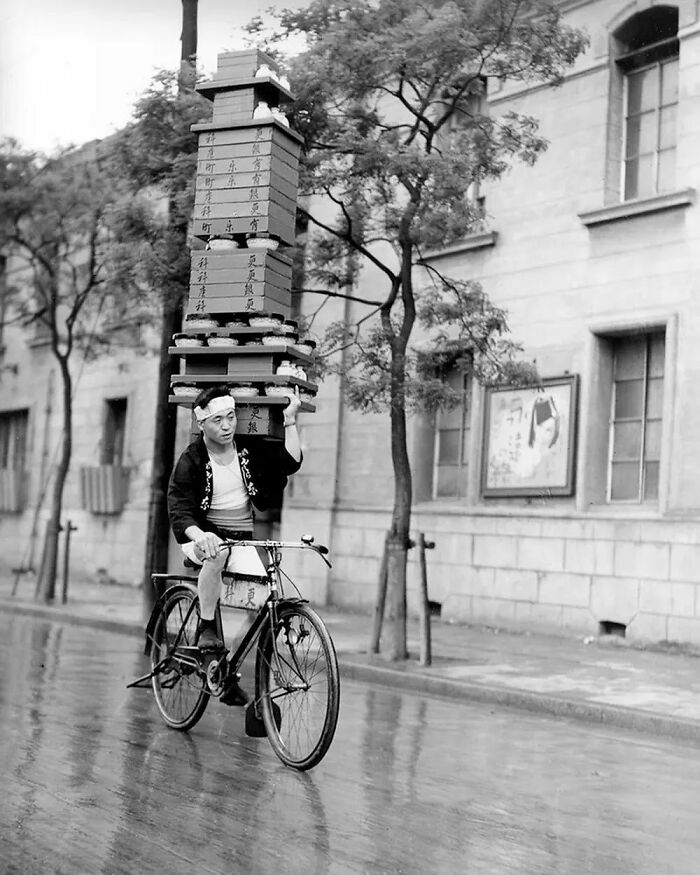 fascinating historical photographs - noodle delivery boy in tokyo 1935 - $