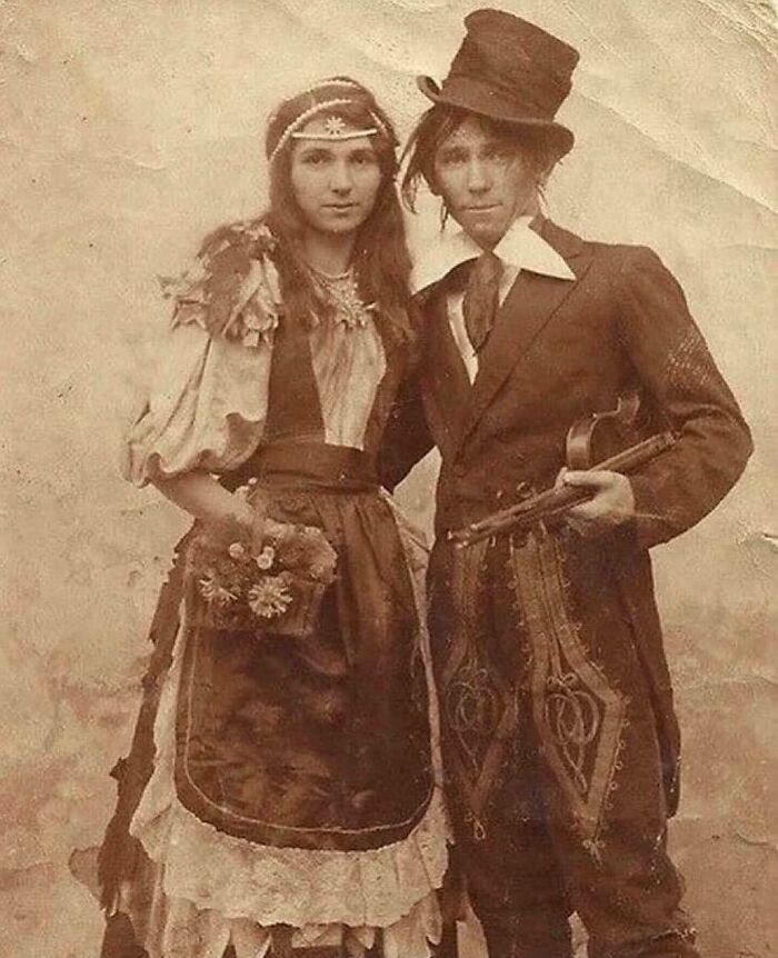 fascinating historical photographs - gypsy couple