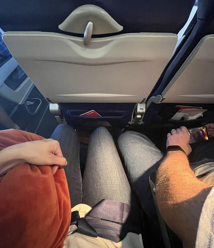 ’’This was how my entire 4 hour flight went today. I am a 5’8″ female.’’