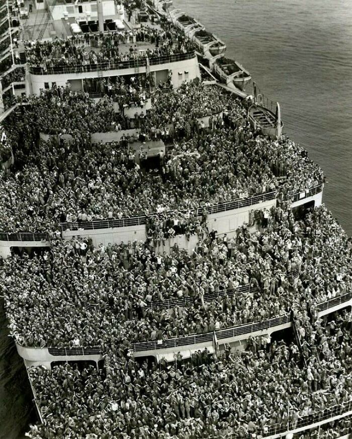cool pics from history - rms queen elizabeth 1945
