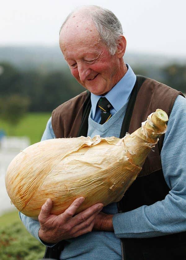 fascinating photos - old man with giant vegetables