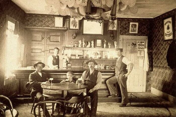 historical photographs - old west wild west saloon - Es