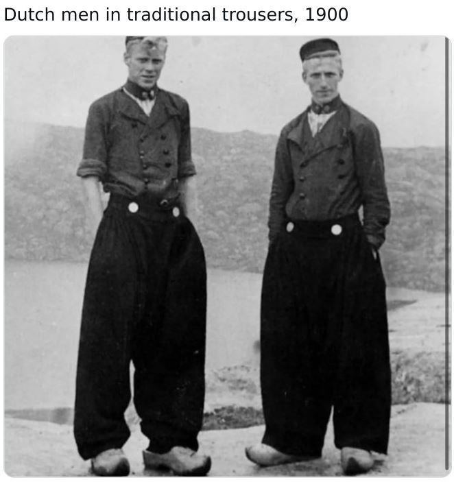 Historical pictures - dutch clothes 1900s - Dutch men in traditional trousers, 1900