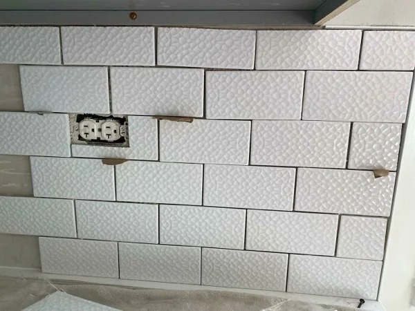 home improvment fails - subway tile no spacers - Pego