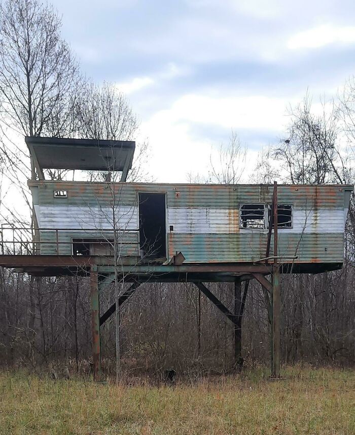 Came Across This While Hiking Behind An Old Mine In Southwestern Pennsylvania. Several Miles Off Of The Old Access Road. Appears 40 Feet Long, Nothing Written On It, Appears Nothing Is Inside Of It. 25 Feet Or So Off Of The Ground. No Sign Of Life Around It For Miles.
Answer: That, my friend, is the daddy of all deer stands.