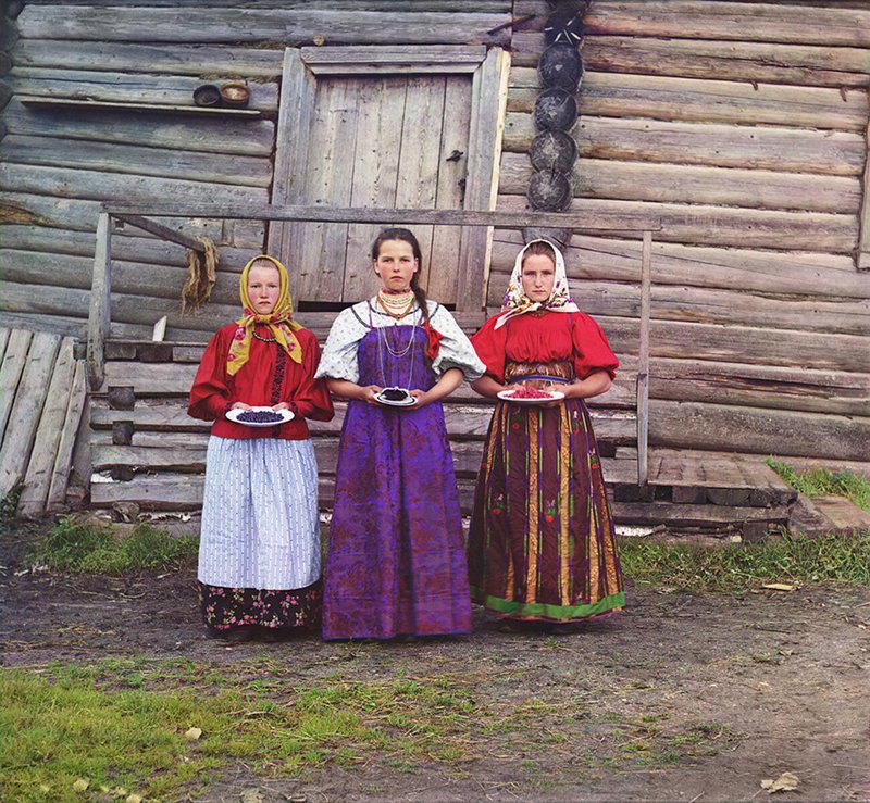 Peasant girls with berries in a village near Vologda, Russian Empire. Photo by Prokudin-Gorsky, 1909