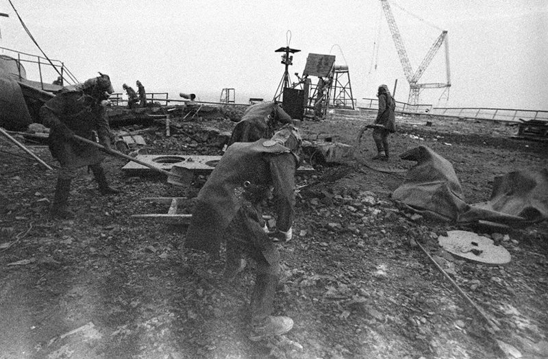 fascinating pics from history - Soviet soldiers, so called “bio-robots” work for a mere 60 seconds clearing radioactive debris of Chernobyl reactor 3’s roof- 1986