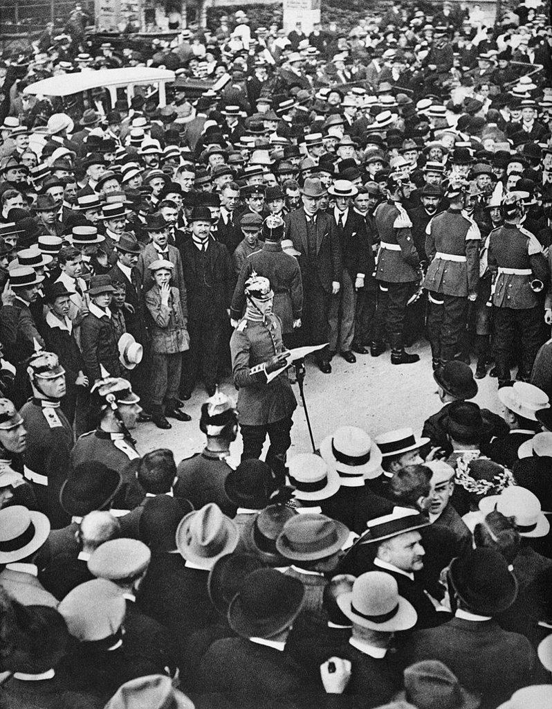 A Berlin crowd listens as a German officer reads the Kaiser’s order for mobilisation, 1st August 1914