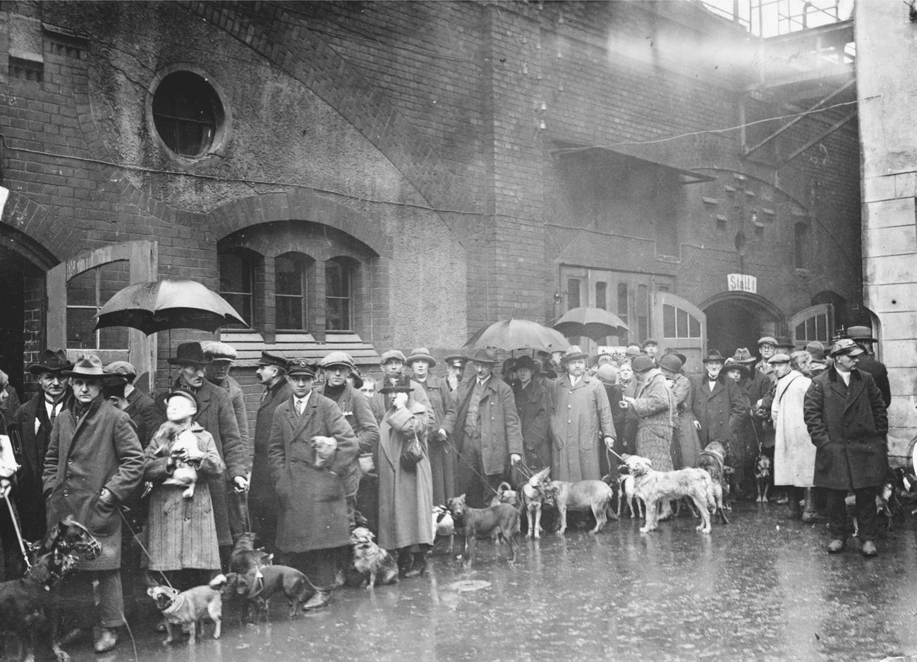 fascinating pics from history - Berlin dog-owners line up to have their pets euthanized due to hyperinflation occurring throughout Weimar Germany. They could not afford to feed their dogs any longer.