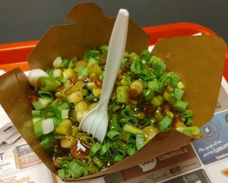 "Asked To Replace Sesame Seeds By Extra Green Onions On My General Tao Poutine... I'm Not Disappointed!"