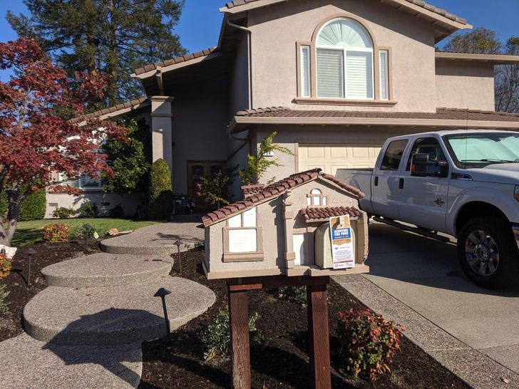 odd and interesting pics - mailbox shaped like a house